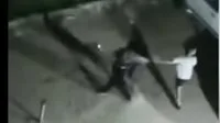 شبان يعتدون على سيدة بالضرب والإهانات في فيديو متداول.. إليكم التفاصيل الكاملة