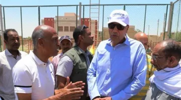 محافظ أسوان يزور الملعب المعتمد لكرة القدم في مركز شباب البحيرة بإدفو