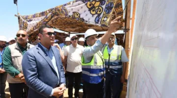 وزير الإسكان يزور مشاريع الطرق والمحطة الجديدة لتنقية مياه الشرب في مدينة السادات