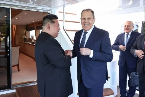 كيم جونغ أون يرحب بوزير الخارجية الروسي