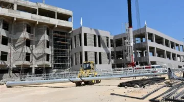 بدء تثبيت أعمدة الإضاءة وشاشة العرض في استاد النادي المصري الجديد