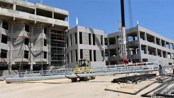 بدء تثبيت أعمدة الإضاءة وشاشة العرض في استاد النادي المصري الجديد بدء تثبيت أعمدة الإضاءة وشاشة العرض في استاد النادي المصري الجديد