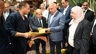 وزير الصناعة ي inaugurate مصنع لإنتاج الزجاج الهندسي ويؤسس لمصنع جديد ضمن مجموعة شركات العربي وزير الصناعة ي inaugurate مصنع لإنتاج الزجاج الهندسي ويؤسس لمصنع جديد ضمن مجموعة شركات العربي