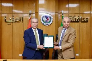 بالصور.. توقيع بروتوكول بين رئيس البنك الزراعي ومحافظ المنيا لدعم المستفيدين من أراضي الدولة وتسليم 130 ميكروباصًا لتحسين خدمات النقل الجماعي.