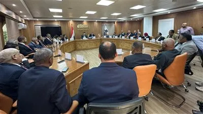 رئيس حزب العدل يجتمع بمرشحيه لمجلس الشيوخ بعد انتهاء فترة الترشح رسميًا رئيس حزب العدل يجتمع بمرشحيه لمجلس الشيوخ بعد انتهاء فترة الترشح رسميًا