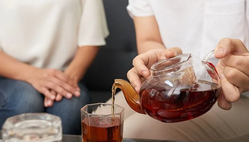 يخفض من مخاطر الأمراض المزمنة.. اكتشف فوائد شرب الشاي بدون سكر