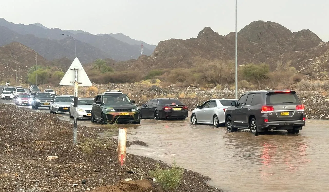 أمطار غزيرة مع هبوب رياح في ولايتي دماء والطائيين والمضيبي