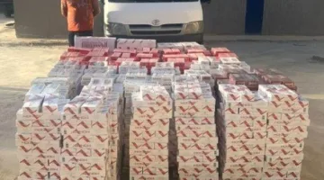 إلقاء القبض على فرد بحوزته 28 ألف عبوة سجائر مهربة من الجمارك