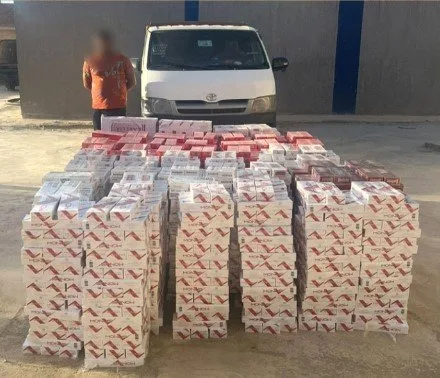 إلقاء القبض على فرد بحوزته 28 ألف عبوة سجائر مهربة من الجمارك إلقاء القبض على فرد بحوزته 28 ألف عبوة سجائر مهربة من الجمارك