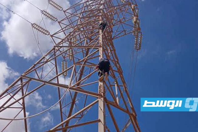 موظف بشركة الكهرباء أثناء الصيانة الطارئة لدائرة نقل الطاقة غرب أجدابيا، 12 يوليو 2025 (الشركة العامة للكهرباء)