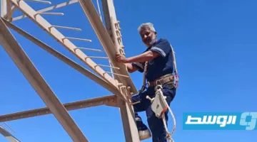 صيانة عاجلة لشبكة نقل الكهرباء في غرب أجدابيا