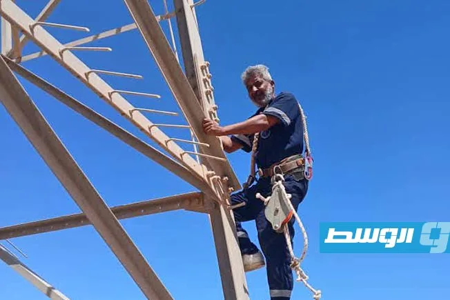 صيانة عاجلة لشبكة نقل الكهرباء في غرب أجدابيا
