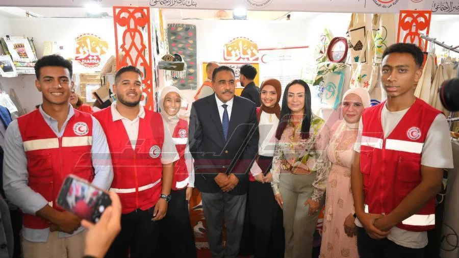 الهلال الأحمر المصري يعرض منتجات حرفية وخدمات تطوعية في فعالية “مصر تتحدث حرفة” بديارنا مارينا