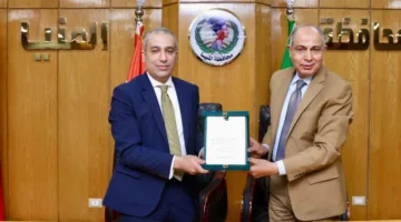 رئيس البنك الزراعي المصري ومحافظ المنيا يوقعان اتفاقية لدعم تمويل المزارعين في أراضي الدولة.