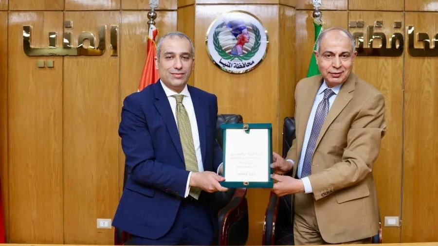 رئيس البنك الزراعي المصري ومحافظ المنيا يوقعان اتفاقية لدعم تمويل المزارعين في أراضي الدولة.