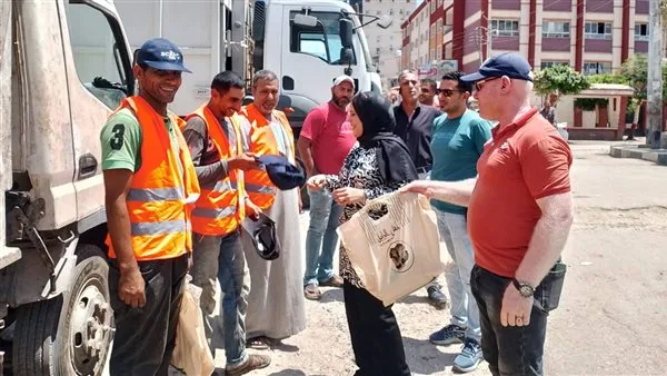 في إطار مبادرة “يوم العرفان والتقدير”، توزيع سلال غذائية لعمال النظافة في الزرقا. في إطار مبادرة “يوم العرفان والتقدير”، توزيع سلال غذائية لعمال النظافة في الزرقا.