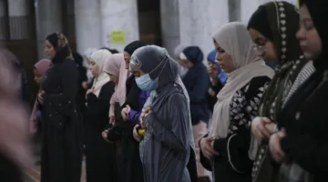 حكم صلاة المرأة عندما تتجاوز مدة حيضها العادة الشهرية: إجابة دار الإفتاء