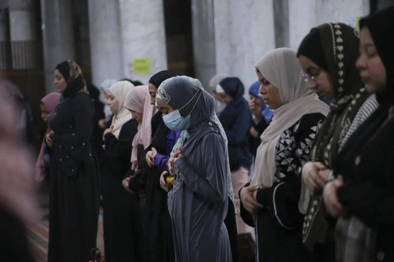 حكم صلاة المرأة عندما تتجاوز مدة حيضها العادة الشهرية: إجابة دار الإفتاء حكم صلاة المرأة عندما تتجاوز مدة حيضها العادة الشهرية: إجابة دار الإفتاء