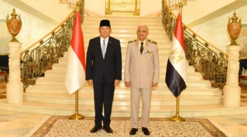 الفريق أول عبدالمجيد صقر يناقش مع وزير الدفاع الإندونيسي تعزيز التعاون العسكري