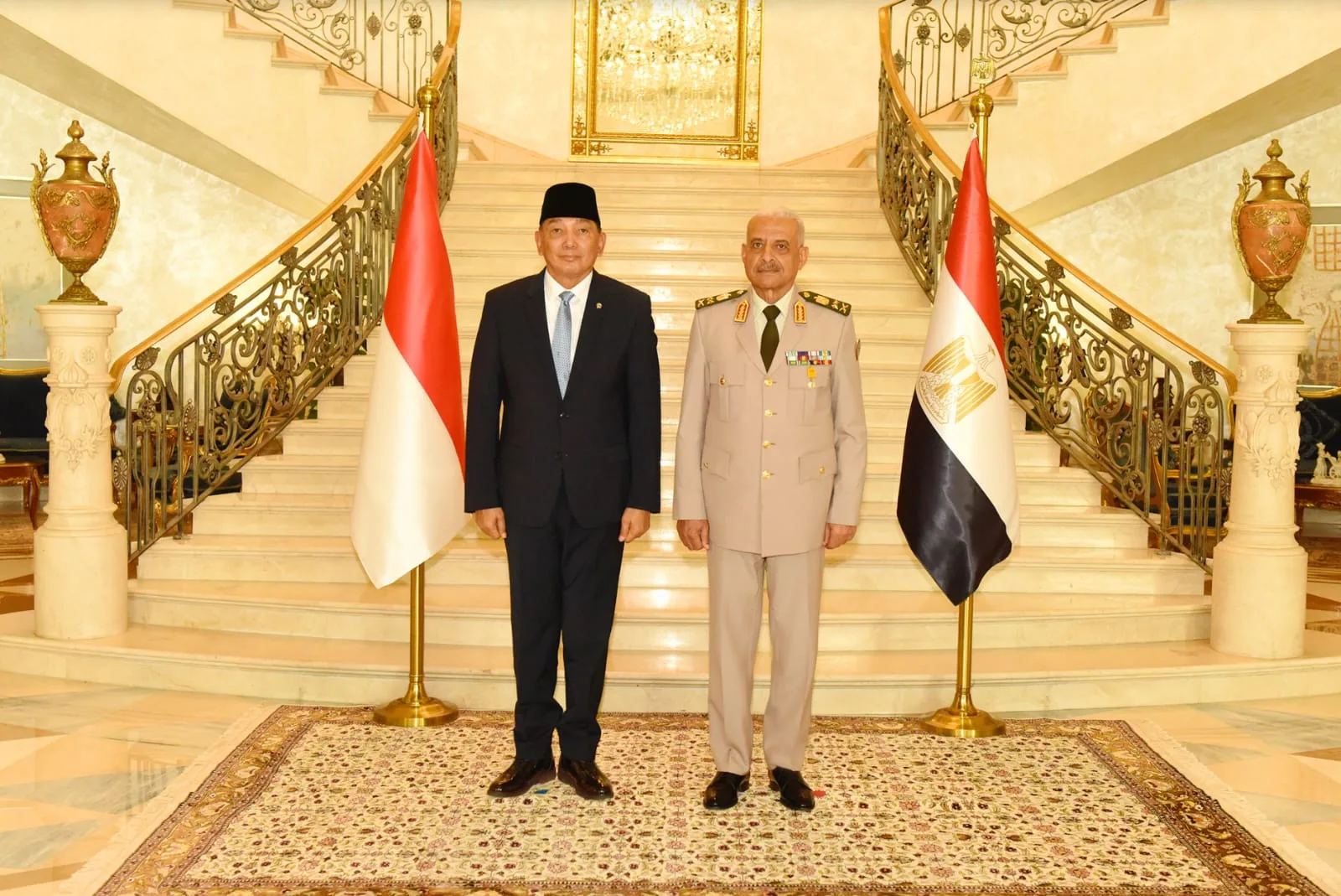 الفريق أول عبدالمجيد صقر يناقش مع وزير الدفاع الإندونيسي تعزيز التعاون العسكري الفريق أول عبدالمجيد صقر يناقش مع وزير الدفاع الإندونيسي تعزيز التعاون العسكري