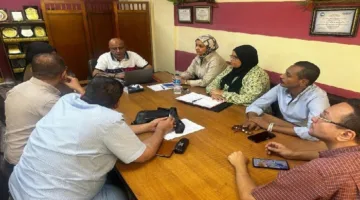 مدير الصحة في قنا ينظم اجتماعًا لبحث عقود صيانة المعدات المخبرية بالمستشفيات