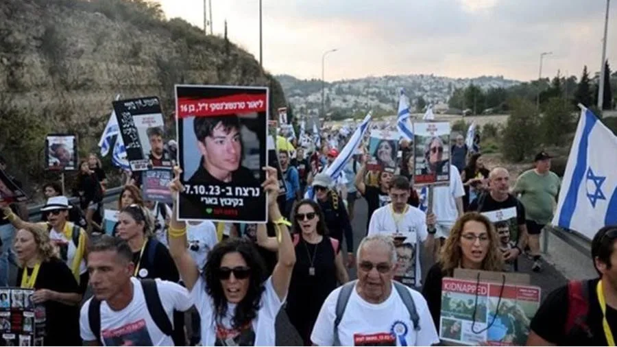 عائلات الإسرائيليين المحتجزين: المحتجزون يواجهون لحظة حاسمة، وهناك فرصة للتوصل إلى اتفاق عائلات الإسرائيليين المحتجزين: المحتجزون يواجهون لحظة حاسمة، وهناك فرصة للتوصل إلى اتفاق