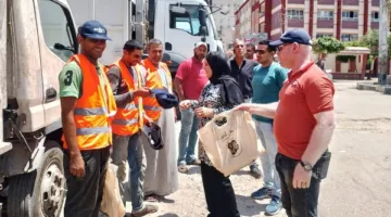 في دمياط: احتفاء بعمال النظافة وتوزيع حقائب غذائية تقديرًا لجهودهم