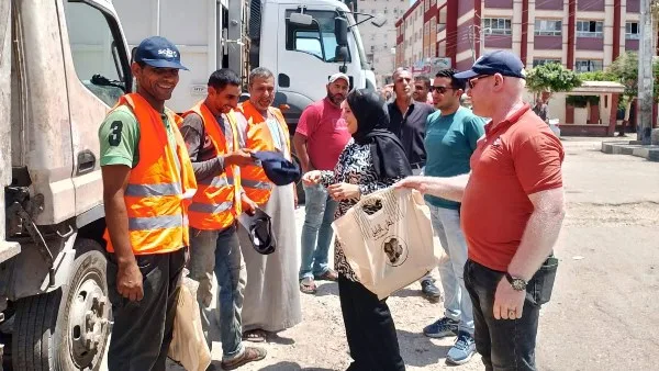 في دمياط: احتفاء بعمال النظافة وتوزيع حقائب غذائية تقديرًا لجهودهم