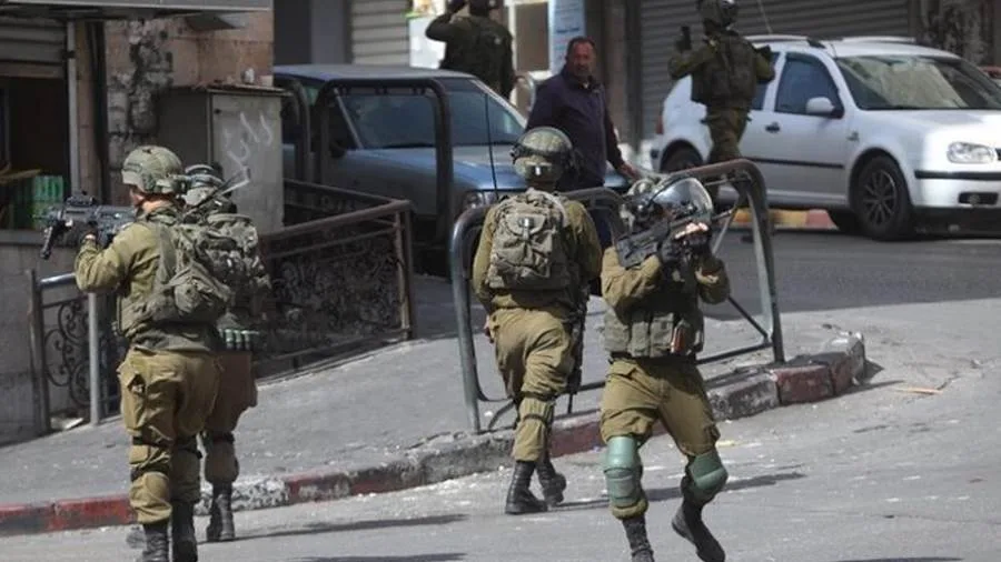 الاحتلال يطلق النار الحي على سيارة في مدينة جنين الاحتلال يطلق النار الحي على سيارة في مدينة جنين
