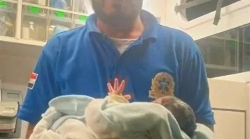 مسعف يدعم أمًا في ولادة طفلها الثاني بعد عام من مساعدتها في إنجاب طفلها الأول