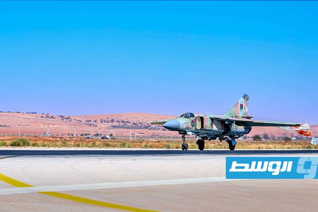 طائرة بسلاح الجو التابع لـ«القيادة العامة» يتفقد قاعدة بنينا الجوية، السبت 12 يوليو 2025 (رئاسة أركان الوحدات الأمنية)