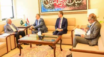 سفير مصر في إسلام آباد يناقش مع مسؤول باكستاني فرص التعاون في الزراعة وموارد المياه