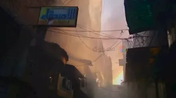 حريق في مستودع “أحذية” درب آية.. 30 دقيقة تفصل الموسكي عن الكارثة