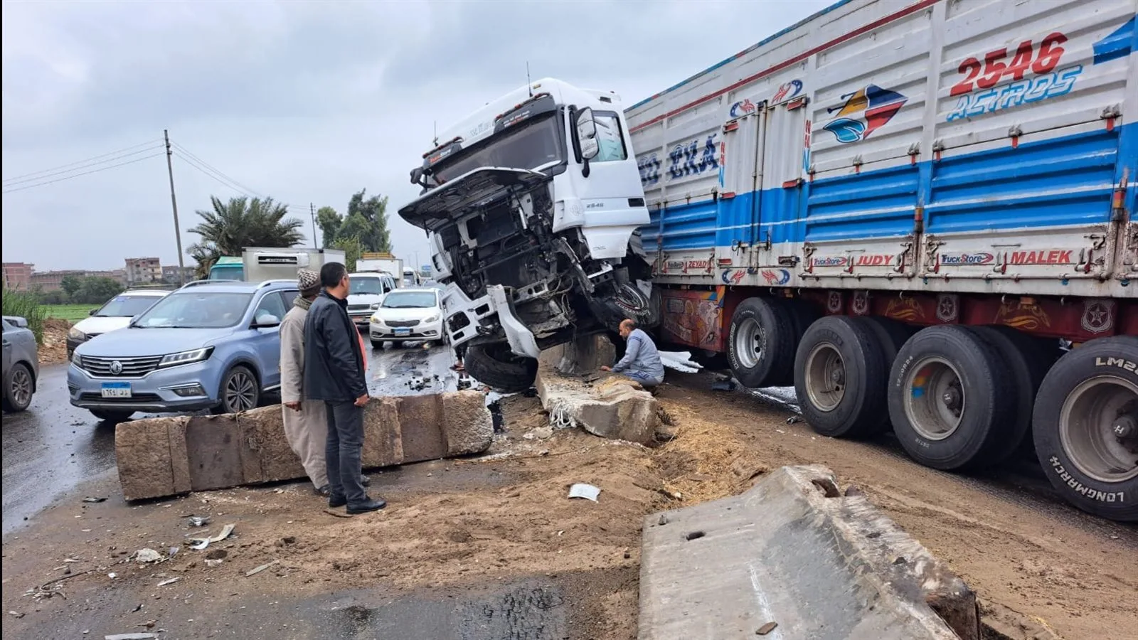 وفاة شخص وإصابة آخر نتيجة تصادم شاحنة على طريق قفط القصير