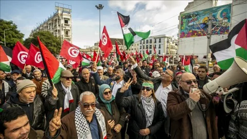 تونس: مسيرة احتجاجية تندد بالإبادة الإسرائيلية في غزة تونس: مسيرة احتجاجية تندد بالإبادة الإسرائيلية في غزة