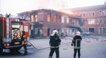 أوكرانيا تُعلن عن وفاة ستة أفراد نتيجة قصف روسي باستخدام الصواريخ والطائرات المسيرة.