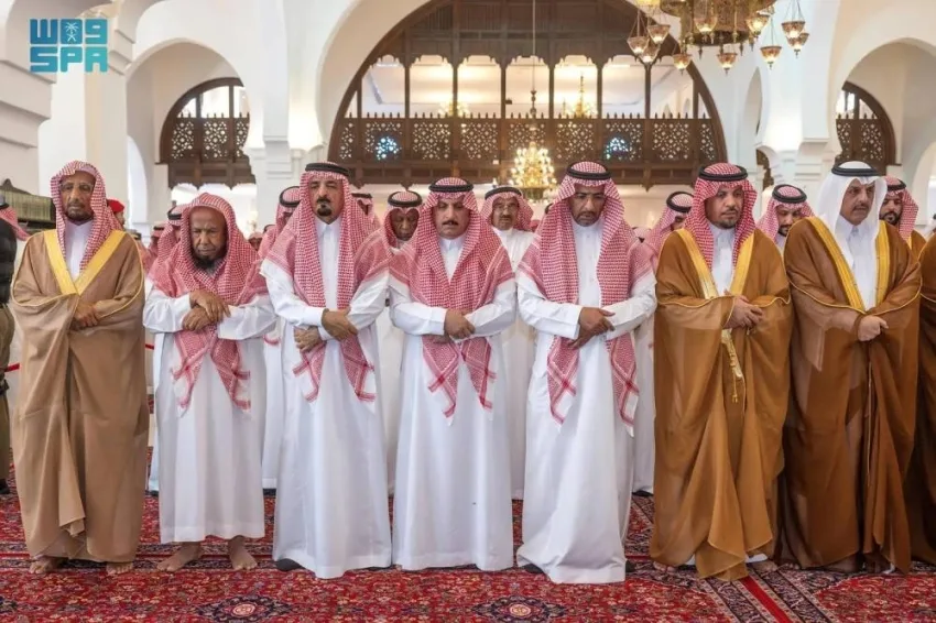 نائب أمير الرياض يشارك في صلاة الجنازة على عبدالرحمن الشثري نائب أمير الرياض يشارك في صلاة الجنازة على عبدالرحمن الشثري