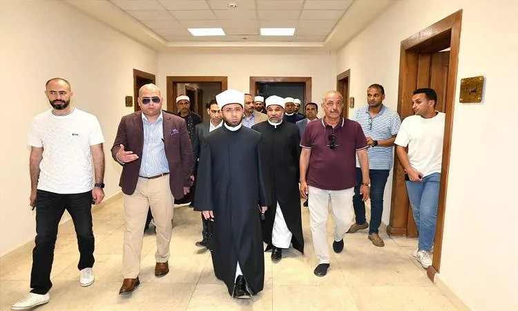 وزير الأوقاف يقوم بجولة تفقدية في مسجد “العلي العظيم”