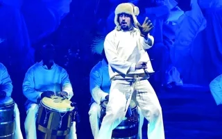 مغني باد باني يؤدي في مسقط رأسه أمام آلاف المعجبين