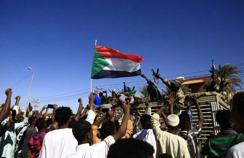 الجيش السوداني وقوات الدعم السريع يشنان قصفاً متبادلاً في الفاشر الجيش السوداني وقوات الدعم السريع يشنان قصفاً متبادلاً في الفاشر