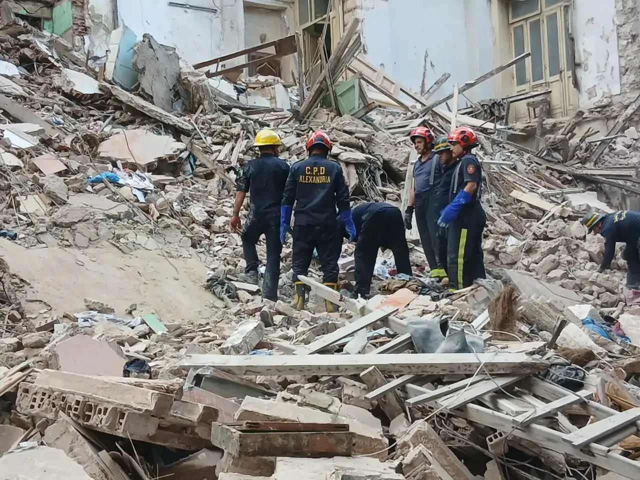 جزء من عقار العطارين في الإسكندرية ينهار.. وفاة شخص وإصابة 6 آخرين والبحث جارٍ عن مفقودين تحت الركام (التفاصيل)
