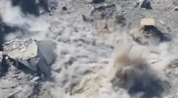 فيديو يُظهر أحداث المعارك في شمال غزة: مقاتل يهاجم دبابة إسرائيلية ويدمرها ثم ينسحب بسرعة دون أن يتعرض لإصابة