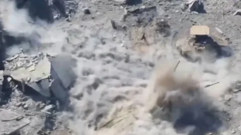 فيديو يُظهر أحداث المعارك في شمال غزة: مقاتل يهاجم دبابة إسرائيلية ويدمرها ثم ينسحب بسرعة دون أن يتعرض لإصابة فيديو يُظهر أحداث المعارك في شمال غزة: مقاتل يهاجم دبابة إسرائيلية ويدمرها ثم ينسحب بسرعة دون أن يتعرض لإصابة