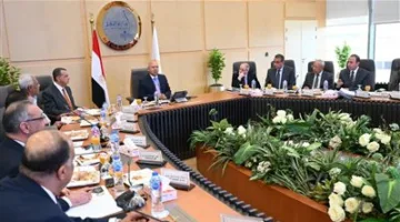 وزير الصناعة والنقل يترأس الاجتماع السنوي العادي للشركة القابضة للنقل البحري والبري للعام المالي 2025/2026