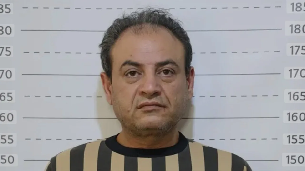 الأمن اللبناني يعتقل طبيباً سورياً بتهم القتل الجماعي لـ 8 آلاف شخص والاتجار بالأعضاء البشرية. الأمن اللبناني يعتقل طبيباً سورياً بتهم القتل الجماعي لـ 8 آلاف شخص والاتجار بالأعضاء البشرية.