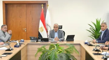 وزير الري يناقش أحدث الأجهزة والتقنيات العالمية في تنظيف وصيانة المسطحات المائية