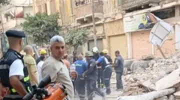 بعد وفاة وإصابة 9 أشخاص.. فريق من النيابة يفحص المبنى المنهار في العطارين