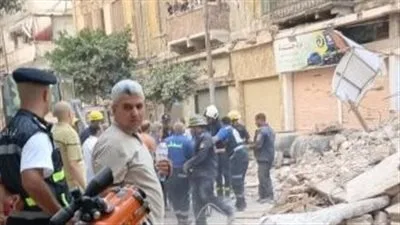 بعد وفاة وإصابة 9 أشخاص.. فريق من النيابة يفحص المبنى المنهار في العطارين بعد وفاة وإصابة 9 أشخاص.. فريق من النيابة يفحص المبنى المنهار في العطارين