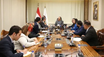 وزير الأعمال العامة يستقبل بعثة من البنك الدولي
