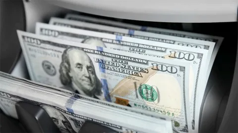 ارتفاع الدولار مع تصاعد التوترات نتيجة تهديدات ترامب بشأن الرسوم الجمركية